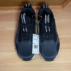 BRAND NEW WOMANS REEBOK SHOES SIZE 8! NWT. SMOKE FREE HOME!